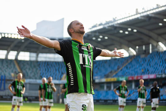 GAIS Gustav Lundgren jublar och sjunger framför klacken