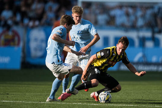 Malmö FFs Oliver Berg och Hugo Bolin mot Häckens Lars