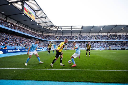 Häckens Mikkel Rygaard Jensen mot Malmö FFs Lasse Berg