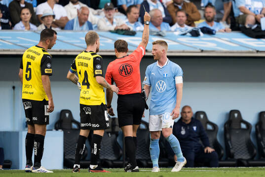 Malmö FFs Anders Christiansentilldelas gult kort av Domare