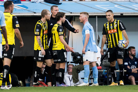 Malmö FFs Anders Christiansen i diskussion med Häckens