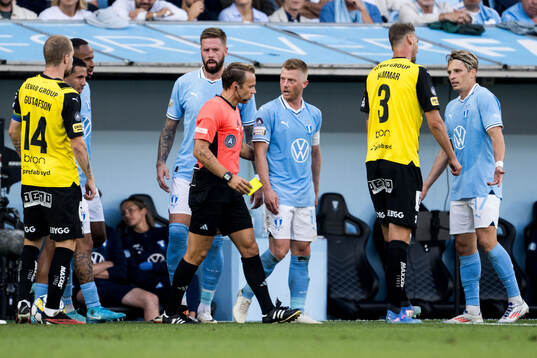 Malmö FFs Anders Christiansen i diskussion med Domare