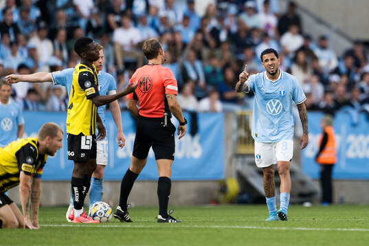 Malmö FFs Sergio Pena reagerar mot domare Kristoffer