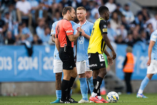 Malmö FFs Anders Christiansen i diskussion med domare