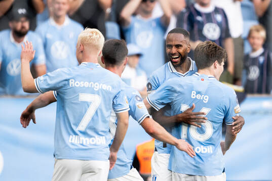 Malmö FFs Isaac Kiese Thelin jublar med Oliver Berg