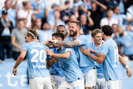 Malmö FFs Erik Botheim jublar med Lasse Berg Johnsen och