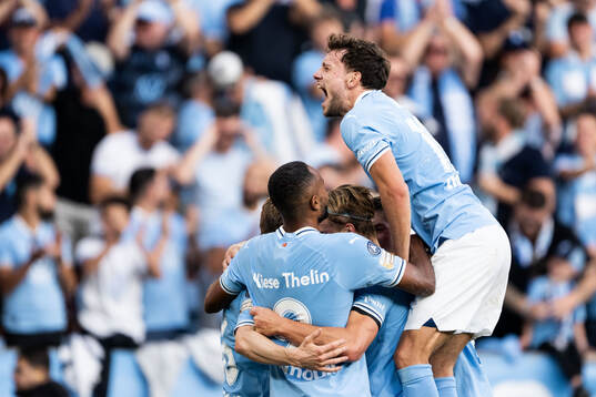 Malmö FFs Erik Botheim jublar med Colin Rösler jublar