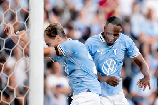 Malmö FFs Erik Botheim jublar med Isaac Kiese Thelin