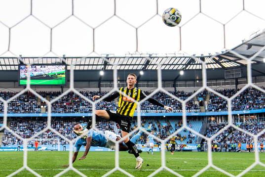 Malmö FFs Isaac Kiese Thelin nickar in 3-0 målet