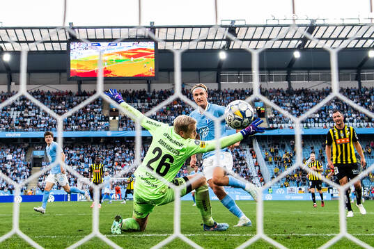 Malmö FFs Erik Botheim gör 4-0 bakom Häckens målvakt