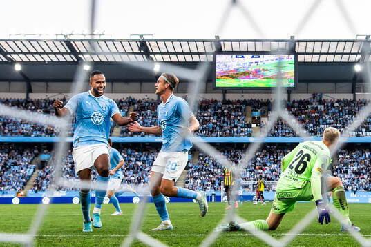 Malmö FFs Isaac Kiese Thelin och Erik Botheim jublar