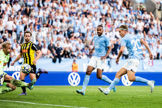 Malmö FFs Erik Botheim skjuter in 4-0 målet bakom
