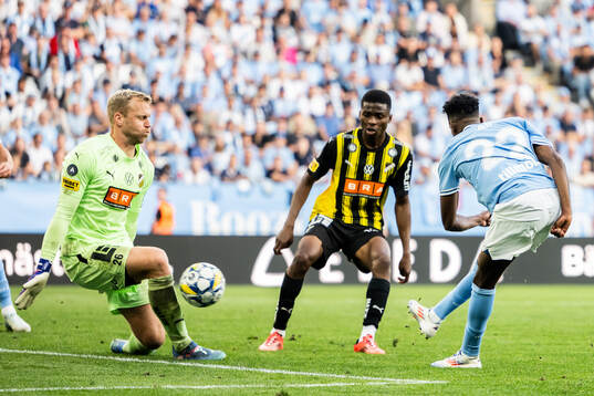 Malmö FFs Taha Ali skjuter mot Häckens målvakt Peter