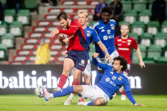 Östers Alibek Aliev och GIF Sundsvalls Monir Jelassi
