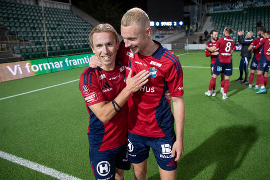Östers David Seger och Adam Bergmark Wiberg jublar