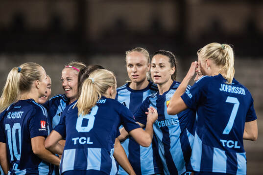 Mimmi Larsson (m)  jublar med Tove Almqvist, Therese