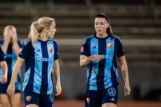 Djurgårdens Mimmi Larsson och Pauline Hammarlund deppar