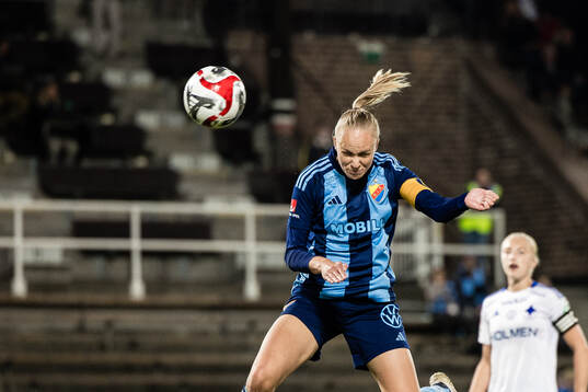Djurgårdens Matilda Plan nickar in ett mål som sen blir