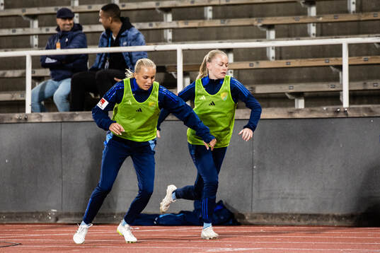 Djurgårdens Sara Lilja Vidlund värmer upp vid sidan av