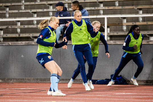 Djurgårdens Sara Lilja Vidlund värmer upp vid sidan av