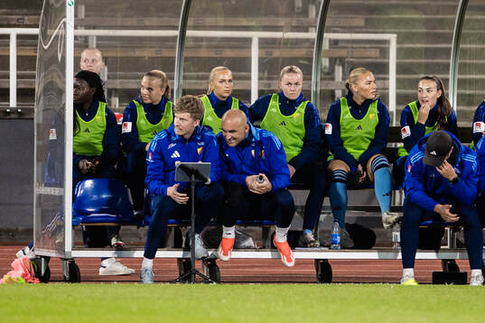Djurgårdens Sara Lilja Vidlund, trea från vänster i