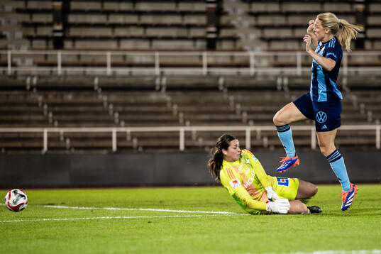 Djurgårdens Mimmi Larsson gör 1-0 bakom IFK Norrköpings
