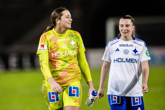 IFK Norrköpings målvakt Caroline Delisle och Carrie Jones