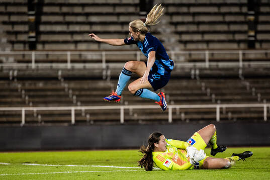 Djurgårdens Mimmi Larsson och IFK Norrköpings målvakt