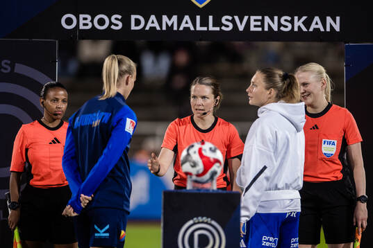Domare Sara Wiinikka (m) med assisterande domare Mimmi