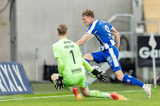 Halmstads Joel Allansson och IFK Göteborgs Laurs Skjellerup
