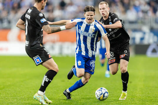 IFK Göteborgs Kolbeinn Thordarson i en kamp mot Halmstads
