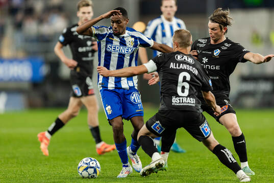 IFK Göteborgs Paulos Abraham i en kamp mot Halmstads Joel