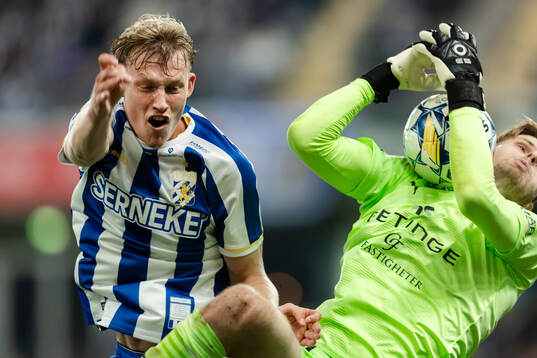 IFK Göteborgs Laurs Skjellerup och Halmstads målvakt Tim