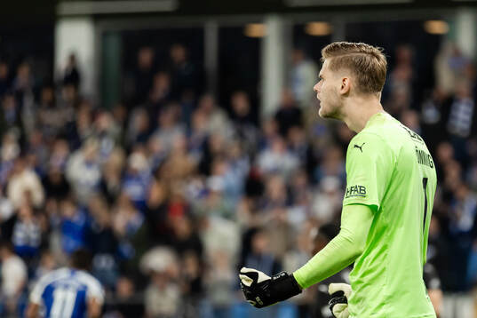 Halmstads målvakt Tim Rönning jublar
