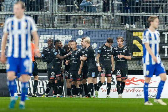 Halmstads spelare jublar med Yannick Agnero