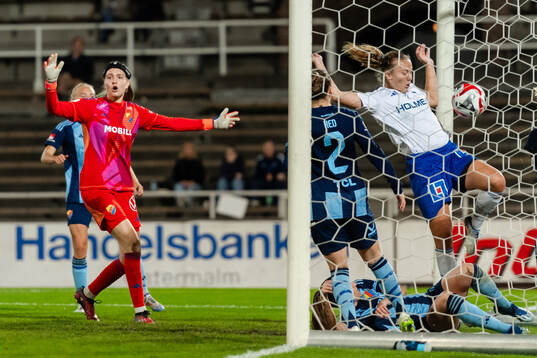 Djurgårdens målvakt Elvira Björklund reagerar