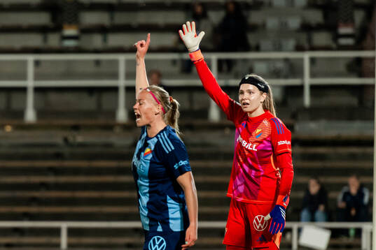 Djurgårdens målvakt Elvira Björklund och Therese Åsland