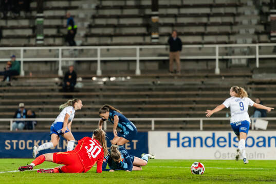 Djurgårdens målvakt Elvira Björklund och Ebba Hed deppar