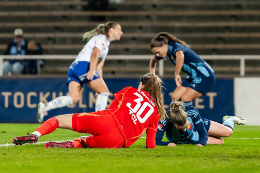 Djurgårdens målvakt Elvira Björklund och Ebba Hed deppar