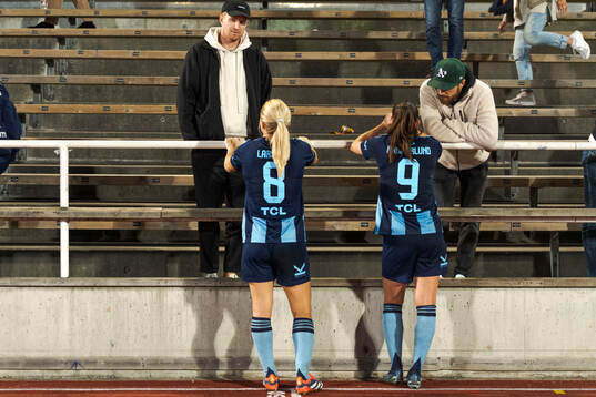 Djurgårdens Mimmi Larsson och Pauline Hammarlund deppar