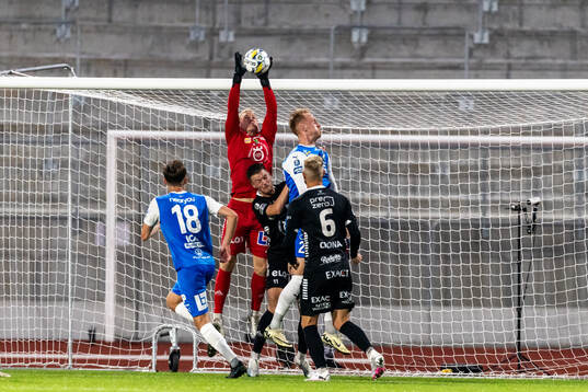 Örebros målvakt Malte Påhlsson plockar ner ett inlägg