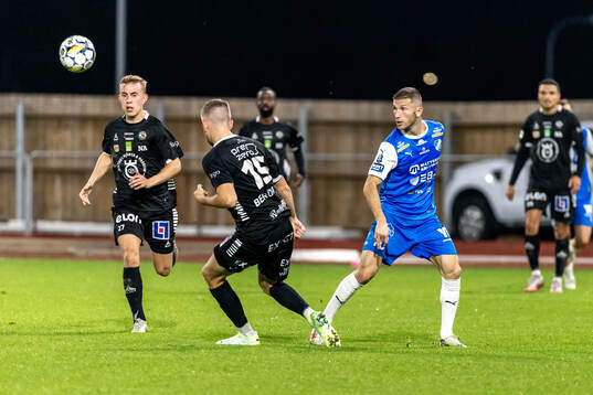 Örebros Niclas Bergmark och IK Oddevolds Liridon Kalludra