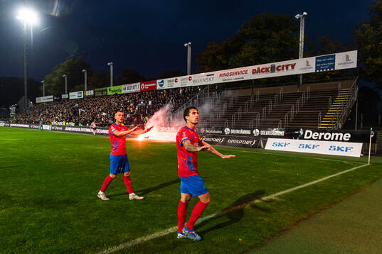 Helsingborgs Dennis Olsson och Jon Birkfeldt framför sina