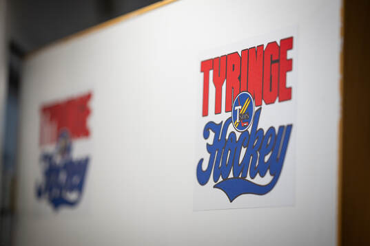 Tyringe Hockeys klubbmärke på en dörr