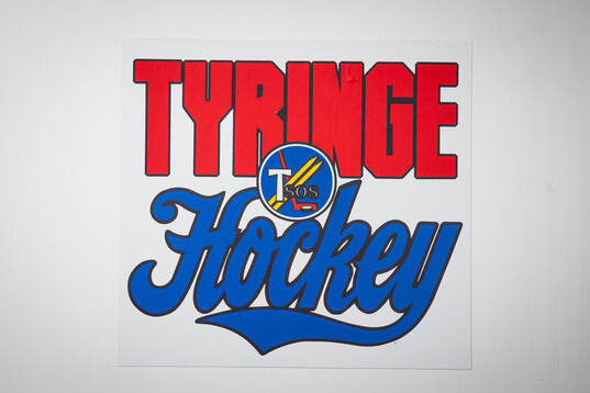 Tyringe Hockeys klubbmärke på en dörr