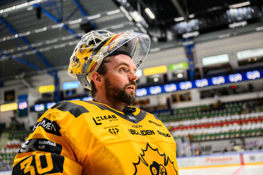 Skellefteås målvakt Gustaf Lindvall   ishockeymatchen i