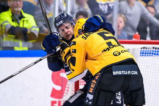 Skellefteås Axel Sandin Pellikka och HV71s Radan Lenc