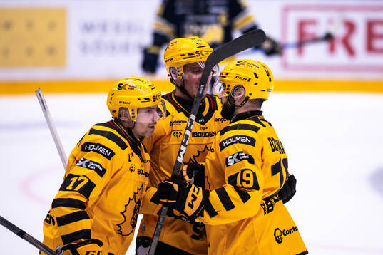 HV71s Henrik Borgström jublar med lagkamrater