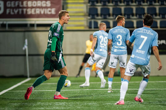 Gefles målvakt Mathias Nilsson jublar