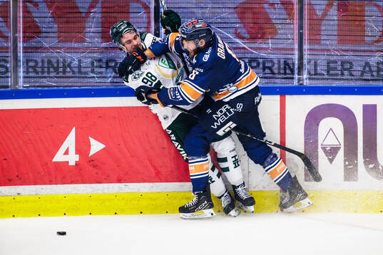 Färjestads Marian Studenic och Växjös Petter Granberg